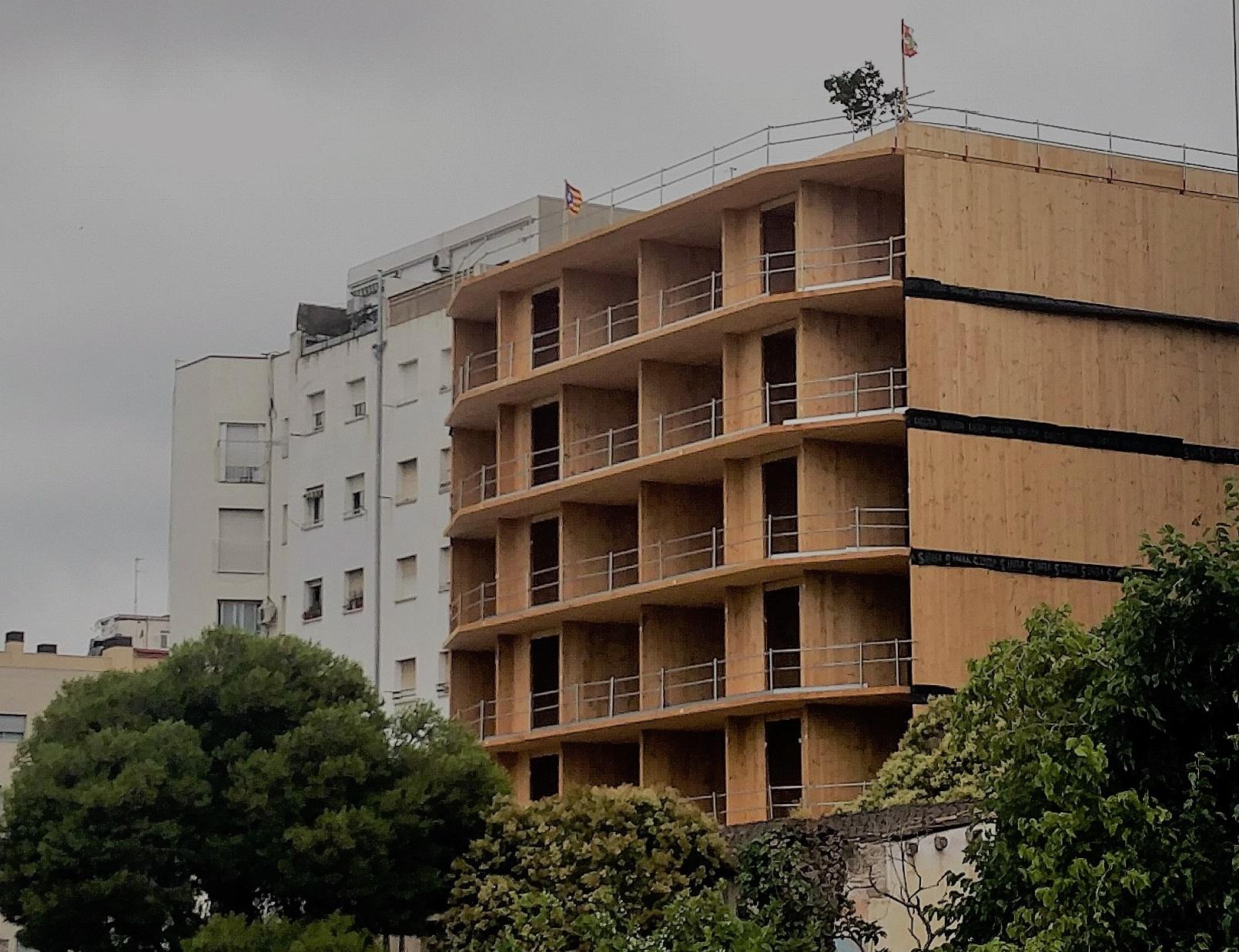 Imagen del edificio de madera La Borda