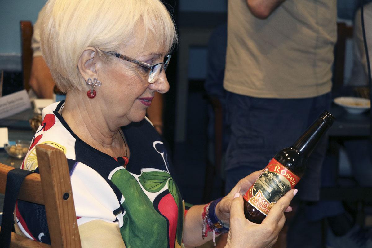 Cónxita Sánchez del CECBLL observa la cerveza participante: Roses de Llobregat