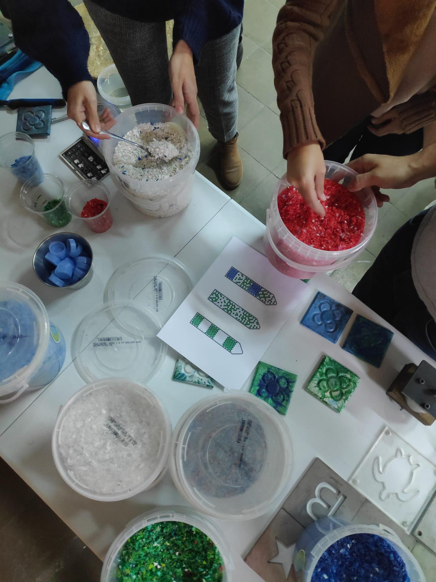 Taller de reciclaje de plásticos de la mano de Plàstic Preciós la Safor