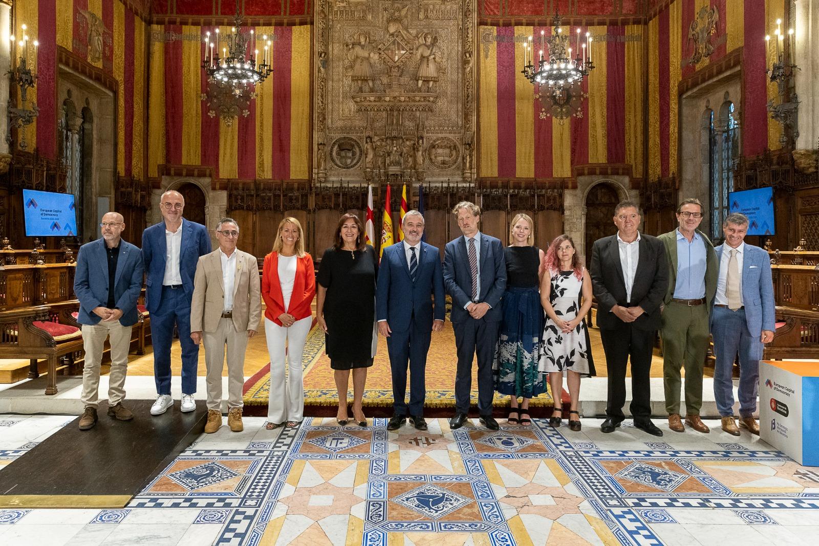 Foto de família de les institucions i entitats col·laboradores amb la Capital Europea de la Democràcia
