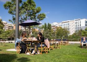 Dues noies parlant al nou parc de les Glòries - Àlex Losada