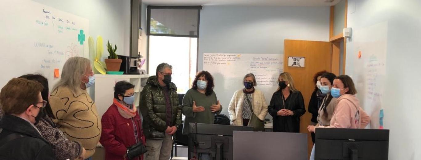 Visita explicativa de l'equipament de Rocafonda a les entitats del barri.