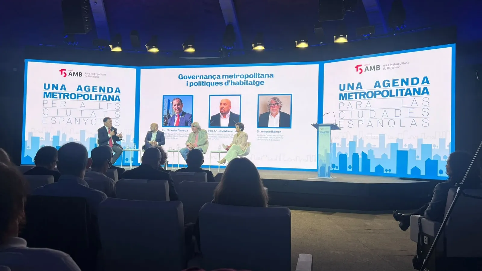 Imatge d'una de la taula rodona dedicada a la governança metropolitana i a les polítiques d'habitatge