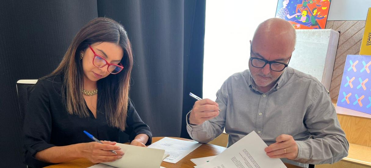 La representant de les treballadores, Luisa F.Pinto i el coordinador general del PEMB, Oriol Estela, durant la signatura del Pla d'Igualtat